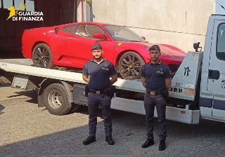 Era una Toyota MR2 modificata: sequestrata e distrutta  Ferrari falsa